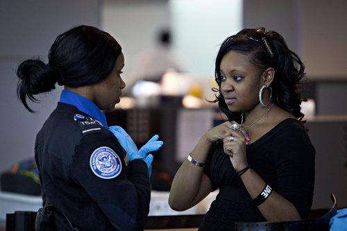 美國安檢標(biāo)準(zhǔn)提高導(dǎo)致乘車時(shí)間延長